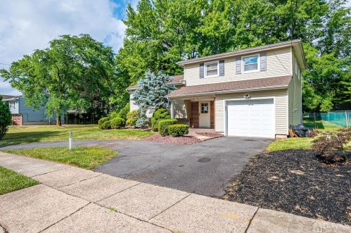 11 Falcon Dr, Edison, NJ 08820-2760