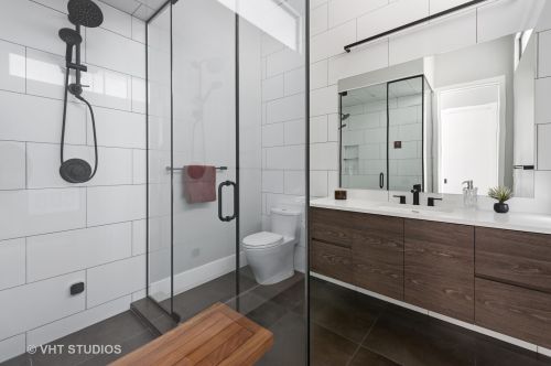 240 Illinois St, Chicago IL  60611-5063 exterior