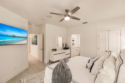 819 96 Ave, Naples FL 34108-2465 exterior