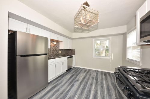 5934 71st St, Milwaukee, WI 53218-1820