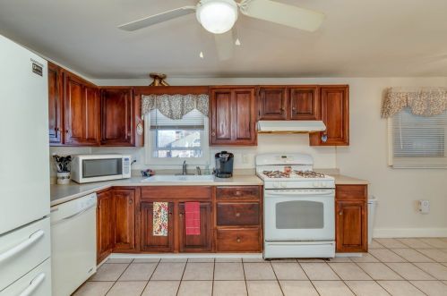 51 Hobart St, Concord, NH 03303-1940