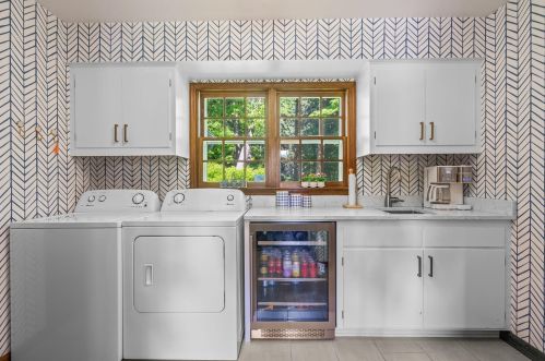 6440 Santa Monica Blvd, Milwaukee WI  53217-4249 exterior