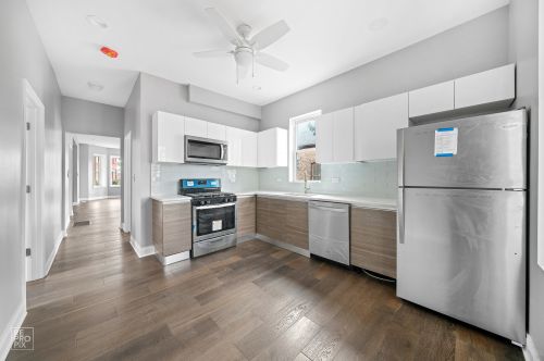 8428 Sangamon St, Chicago, IL 60620-3211