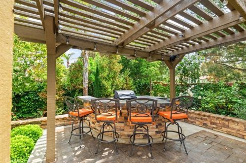 10464 Caribou Way, Tustin CA  92782-1470 exterior