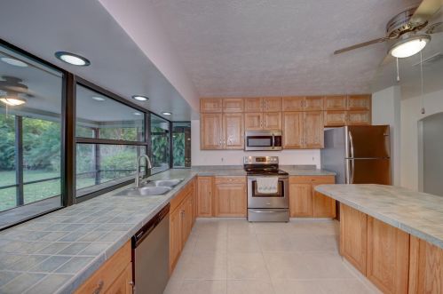 5406 Palmetto Dr, Fort Pierce FL 34982-7481 exterior