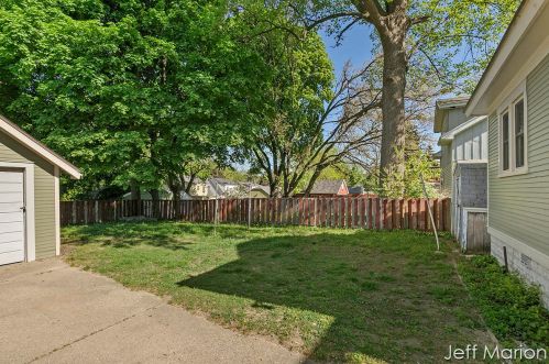 615 Diamond Ave, Grand Rapids MI 49503-1845 exterior