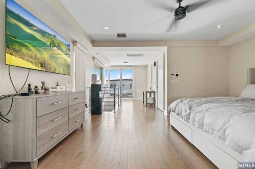 24 Casta Ln, Edgewater NJ 07020-1504 exterior