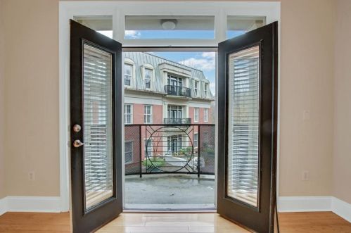 560 Dutch Valley Rd, Atlanta GA  30324-5304 exterior