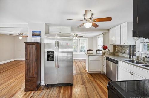 43 St, Windsor Locks CT 06096-1357 exterior