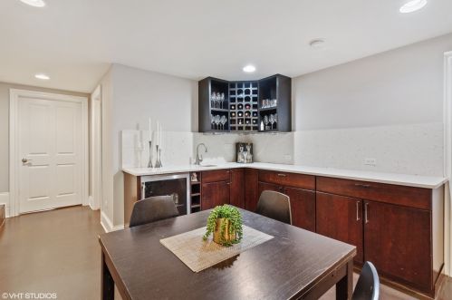 1921 Oakdale Ave, Chicago IL 60657-4026 exterior