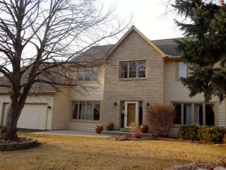 723 Bridle Ridge Rd, Saint Paul, MN 55123-1680
