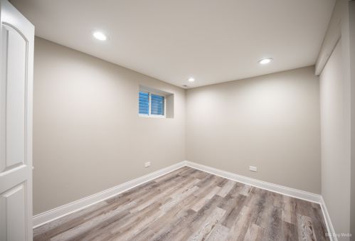 7616 Luella Ave, Chicago IL 60649-4108 exterior