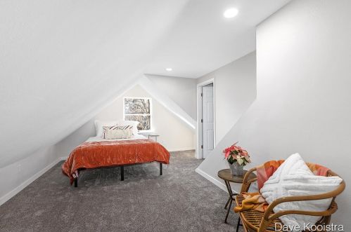 1154 Lakeside Dr, Grand Rapids MI 49503-3812 exterior