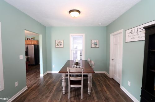 324 Lincoln Lk Ave, Lowell MI 49331-8540 exterior