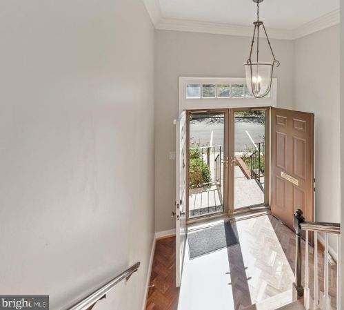 5807 Tudor Ln, Rockville, MD 20852-2850