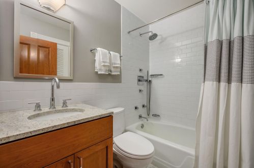 619 Belden Ave, Chicago IL 60614-3305 exterior