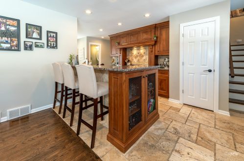 828 Stratford Ave, Elmhurst IL 60126-4651 exterior