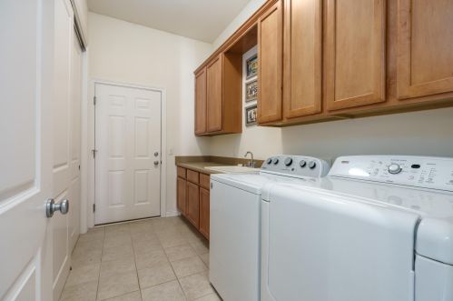 8690 Oakland Hl Cir, Kalamazoo MI 49024-5298 exterior