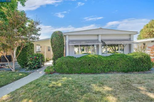 2053 Dalis Dr, Concord, CA 94520-5417