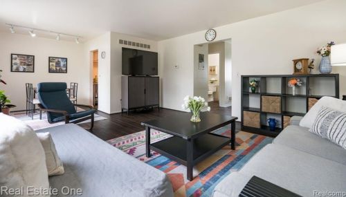 943 Kirts Blvd, Troy MI 48084-4837 exterior