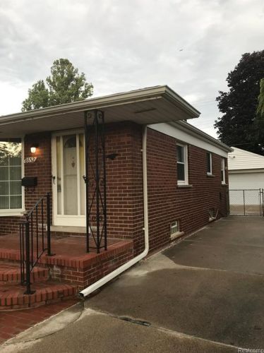 8652 Arnold St, Dearborn Heights MI  48127-1221 exterior