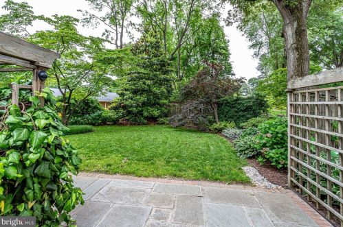 8909 Linton Ln, Alexandria VA 22308-2438 exterior