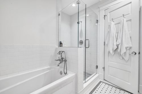 1469 Lilac Ln, Milwaukee WI  53217-2960 exterior