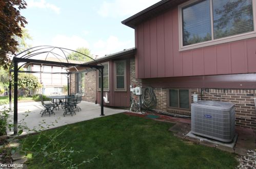 47793 Lexington Dr, Macomb Township MI 48044-2656 exterior