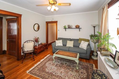 135 Gibbs Ave, Middletown RI 02840-2258 exterior