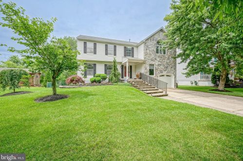 42 Hamilton Lakes Dr, Trenton, NJ 08619-3439