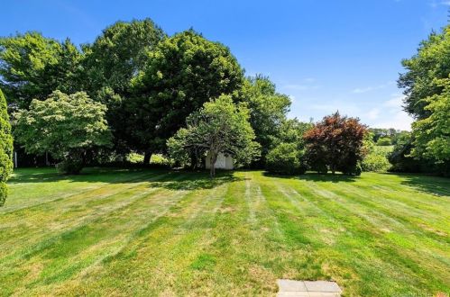 12 Canterbury Ln, Windsor CT 06095-2064 exterior