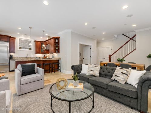 1949 Nelson St, Chicago, IL 60657-6863