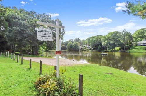 1 Fern Cir, Bridgeport, CT 06611-4909