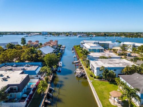 1320 Blue Point Ave, Naples FL 34102-0587 exterior