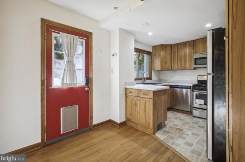 5823 Monticello Rd, Alexandria VA 22303-1302 exterior