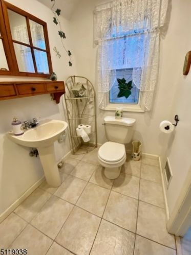 12 Oakwood Trl, Kinnelon NJ 07405-3115 exterior