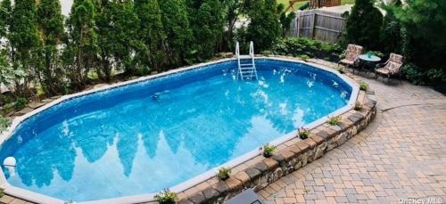 2 Leroy Ct, Commack NY  11725-1703 exterior