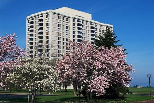 2 Bratenahl Pl, Cleveland OH  44108-1182 exterior