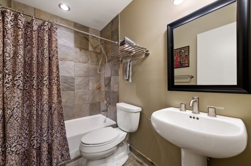 1439 Cleveland Ave, Chicago IL  60610-2987 exterior