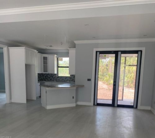 2977 10th Ave, Naples, FL 34117-4927