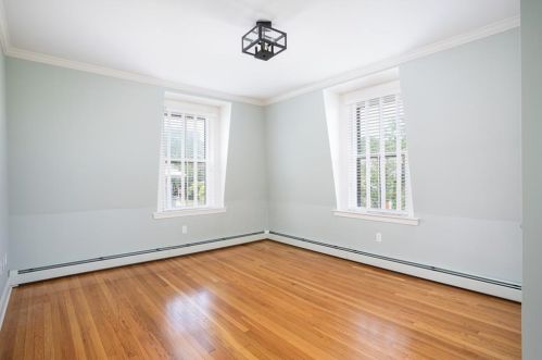 29 Champlin St, Middletown RI 02840-2879 exterior