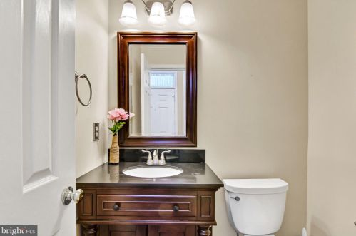 6121 Joust Ln, Alexandria VA 22315-4808 exterior