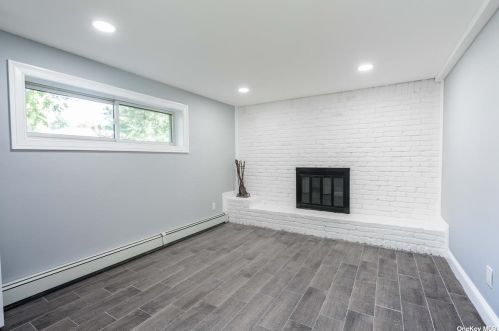 8 Fernwood Dr, Commack NY  11725-4714 exterior