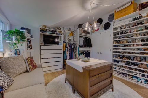 925 Bay Point Rd, Milwaukee WI  53217-1355 exterior