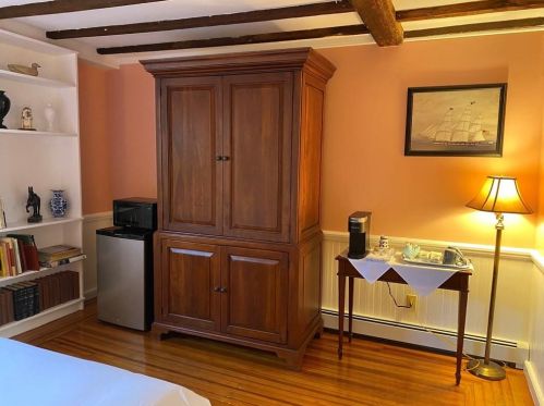 205 Spg St, Middletown RI 02840-6804 exterior