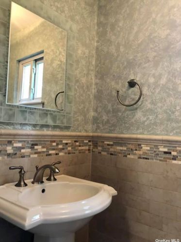 2 Leroy Ct, Commack NY  11725-1703 exterior