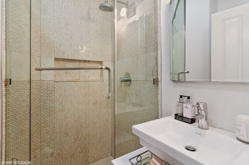 1921 Oakdale Ave, Chicago IL 60657-4026 exterior