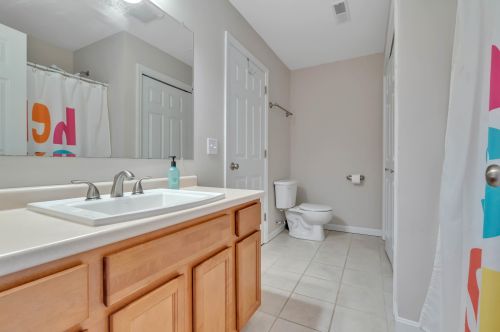 6 Townsend Dr, Dover NH 03820-6514 exterior