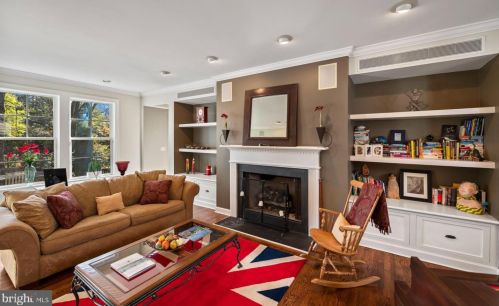 580 Mermaid Ln, Philadelphia PA 19118-4026 exterior