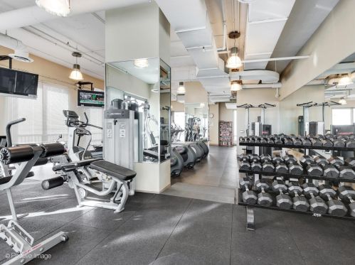 2 Erie St, Chicago IL 60611-2724 exterior